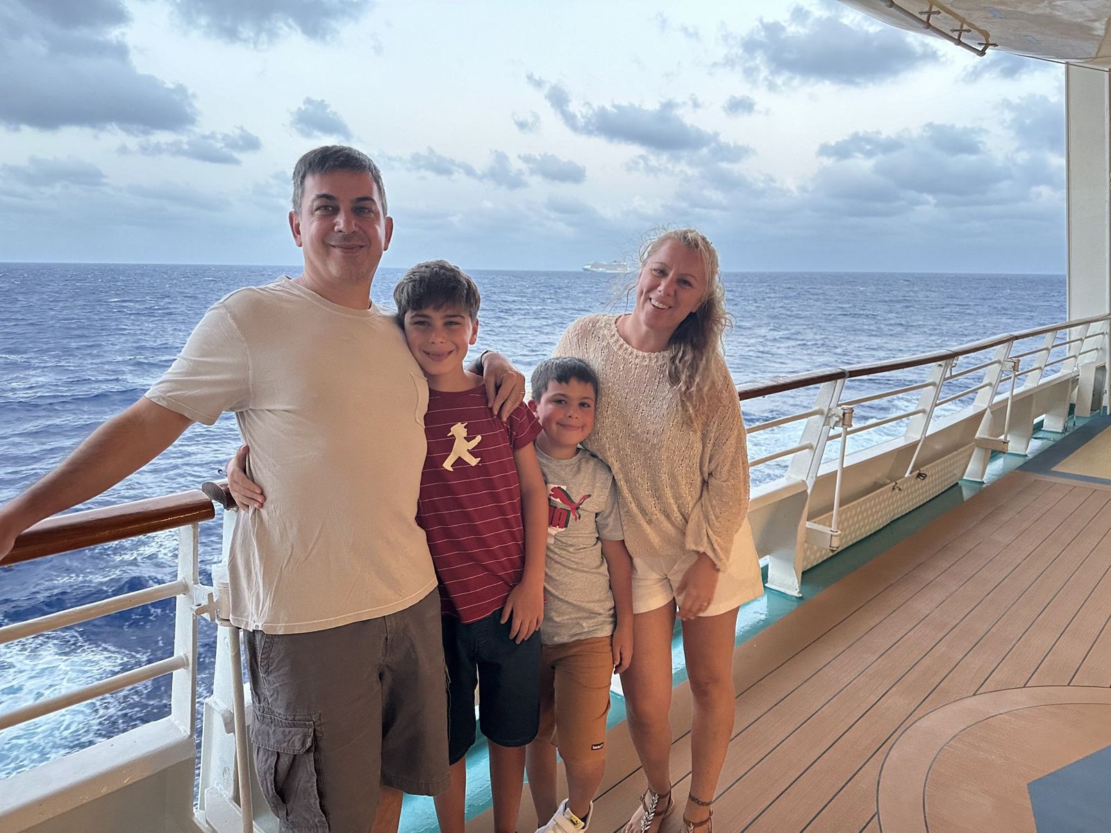 Familia en la cubierta de un crucero